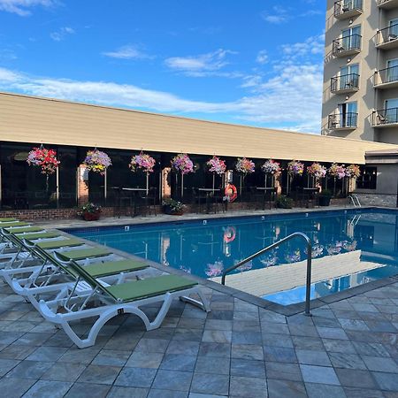 Coast Capri Hotel Kelowna Exterior photo