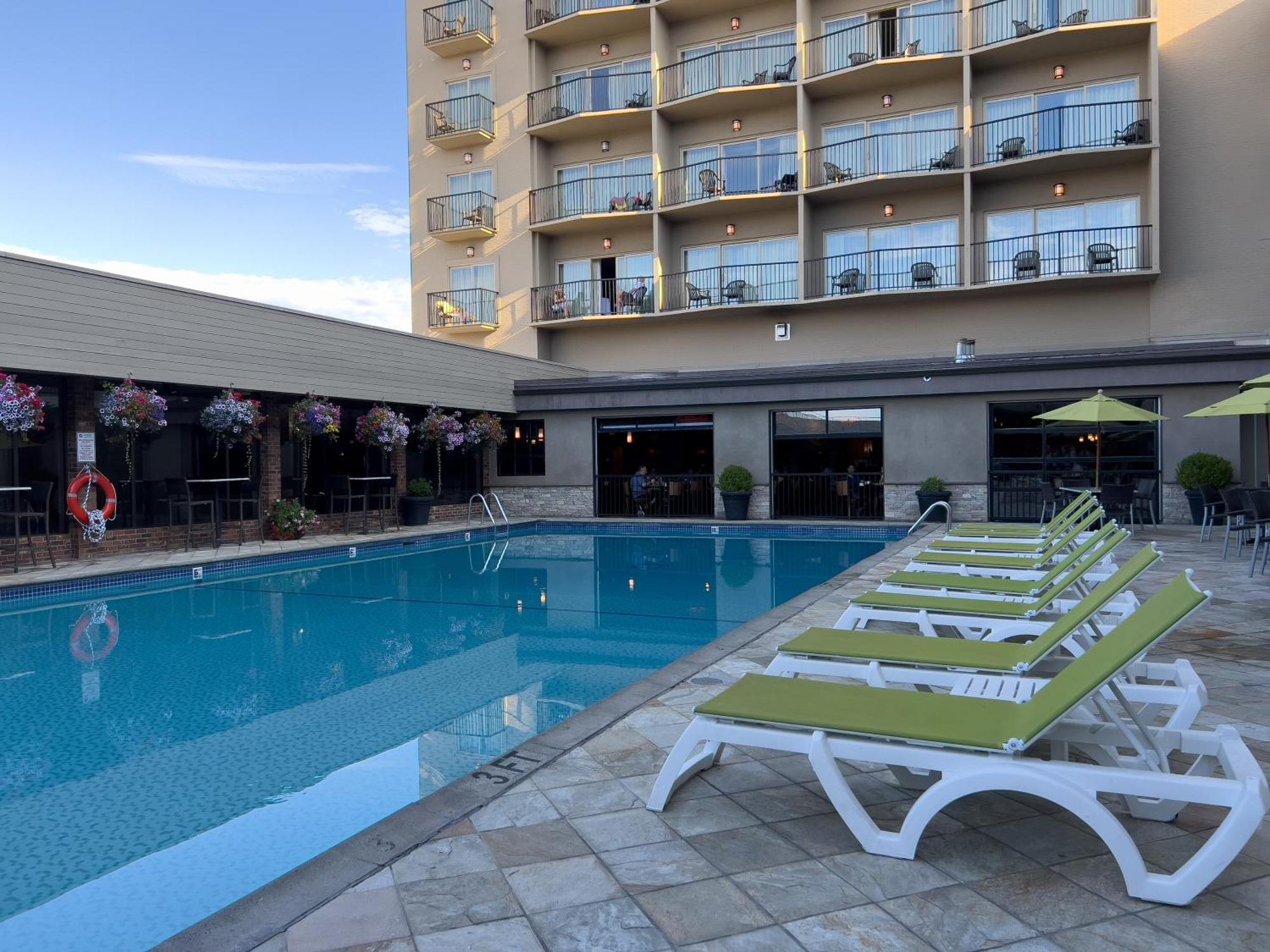 Coast Capri Hotel Kelowna Exterior photo